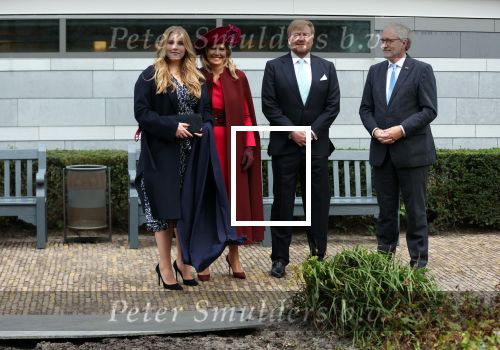 Den Haag 8 december 2021
Prinses Amalia arriveert voor de buitengewone vergadering van de Raad van State. Naast de prinses waren ook koning Willem Alexander en koningin Maxima bij de buitengewone vergadering aanwezig.
Na de vergadering ging Amalia in de tuin een boom planten.