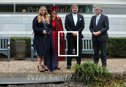 Den Haag 8 december 2021
Prinses Amalia arriveert voor de buitengewone vergadering van de Raad van State. Naast de prinses waren ook koning Willem Alexander en koningin Maxima bij de buitengewone vergadering aanwezig.
Na de vergadering ging Amalia in de tuin een boom planten.