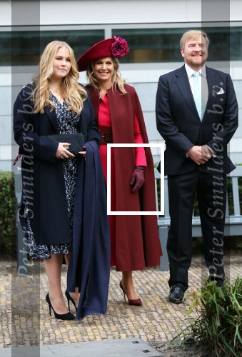 Den Haag 8 december 2021
Prinses Amalia arriveert voor de buitengewone vergadering van de Raad van State. Naast de prinses waren ook koning Willem Alexander en koningin Maxima bij de buitengewone vergadering aanwezig.
Na de vergadering ging Amalia in de tuin een boom planten.