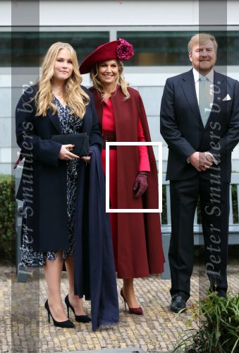 Den Haag 8 december 2021
Prinses Amalia arriveert voor de buitengewone vergadering van de Raad van State. Naast de prinses waren ook koning Willem Alexander en koningin Maxima bij de buitengewone vergadering aanwezig.
Na de vergadering ging Amalia in de tuin een boom planten.