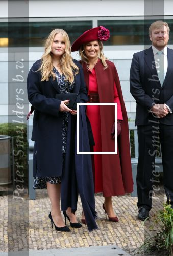 Den Haag 8 december 2021
Prinses Amalia arriveert voor de buitengewone vergadering van de Raad van State. Naast de prinses waren ook koning Willem Alexander en koningin Maxima bij de buitengewone vergadering aanwezig.
Na de vergadering ging Amalia in de tuin een boom planten.