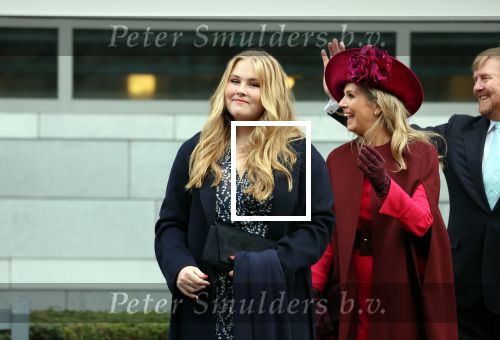 Den Haag 8 december 2021
Prinses Amalia arriveert voor de buitengewone vergadering van de Raad van State. Naast de prinses waren ook koning Willem Alexander en koningin Maxima bij de buitengewone vergadering aanwezig.
Na de vergadering ging Amalia in de tuin een boom planten.
