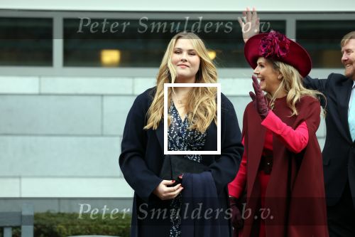 Den Haag 8 december 2021
Prinses Amalia arriveert voor de buitengewone vergadering van de Raad van State. Naast de prinses waren ook koning Willem Alexander en koningin Maxima bij de buitengewone vergadering aanwezig.
Na de vergadering ging Amalia in de tuin een boom planten.