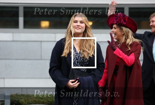 Den Haag 8 december 2021
Prinses Amalia arriveert voor de buitengewone vergadering van de Raad van State. Naast de prinses waren ook koning Willem Alexander en koningin Maxima bij de buitengewone vergadering aanwezig.
Na de vergadering ging Amalia in de tuin een boom planten.