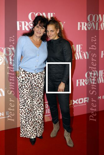 Rotterdam 18 november 2021
Premiere Come from away in het nieuwe Luxor theater.
Renee Fokker met haar nicht