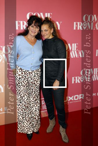 Rotterdam 18 november 2021
Premiere Come from away in het nieuwe Luxor theater.
Renee Fokker met haar nicht