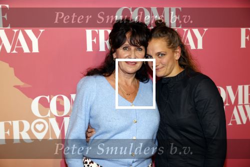 Rotterdam 18 november 2021
Premiere Come from away in het nieuwe Luxor theater.
Renee Fokker met haar nicht