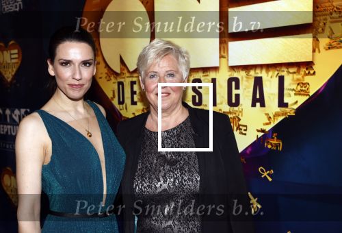 Aalsmeer 28 november 2021
Premiere One de musical . Renee v  Wegberg met moeder