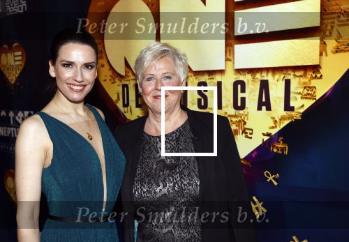 Aalsmeer 28 november 2021
Premiere One de musical . Renee v  Wegberg met moeder