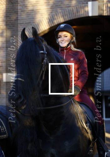Lunteren 22 november 2021
Presentatie paarden calendar waarvan opbrengst naar het KWF gaat . Bridget Maasland en Samantha Steenwijk krijgen het eerste exemplaar . Ze kopen per paard aanrijden