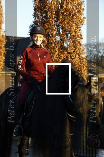 Lunteren 22 november 2021
Presentatie paarden calendar waarvan opbrengst naar het KWF gaat . Bridget Maasland en Samantha Steenwijk krijgen het eerste exemplaar . Ze kopen per paard aanrijden