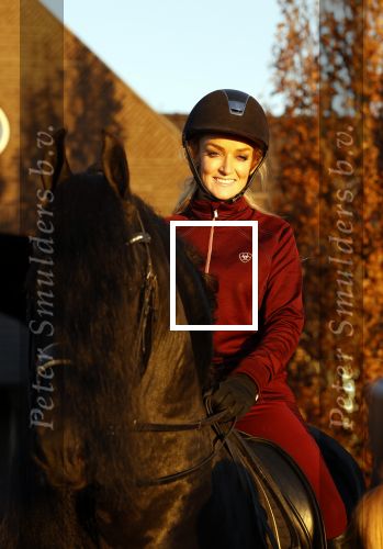 Lunteren 22 november 2021
Presentatie paarden calendar waarvan opbrengst naar het KWF gaat . Bridget Maasland en Samantha Steenwijk krijgen het eerste exemplaar . Ze kopen per paard aanrijden
