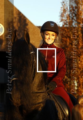 Lunteren 22 november 2021
Presentatie paarden calendar waarvan opbrengst naar het KWF gaat . Bridget Maasland en Samantha Steenwijk krijgen het eerste exemplaar . Ze kopen per paard aanrijden