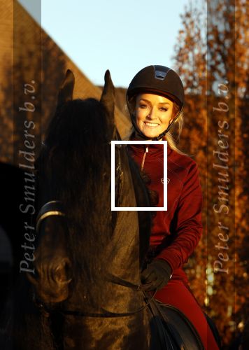 Lunteren 22 november 2021
Presentatie paarden calendar waarvan opbrengst naar het KWF gaat . Bridget Maasland en Samantha Steenwijk krijgen het eerste exemplaar . Ze kopen per paard aanrijden