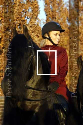 Lunteren 22 november 2021
Presentatie paarden calendar waarvan opbrengst naar het KWF gaat . Bridget Maasland en Samantha Steenwijk krijgen het eerste exemplaar . Ze kopen per paard aanrijden