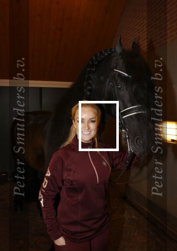 Lunteren 22 november 2021
Presentatie paarden calendar waarvan opbrengst naar het KWF gaat . Bridget Maasland en Samantha Steenwijk krijgen het eerste exemplaar . Ze kopen per paard aanrijden