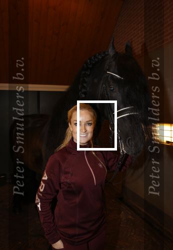 Lunteren 22 november 2021
Presentatie paarden calendar waarvan opbrengst naar het KWF gaat . Bridget Maasland en Samantha Steenwijk krijgen het eerste exemplaar . Ze kopen per paard aanrijden