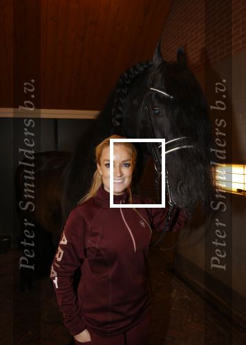 Lunteren 22 november 2021
Presentatie paarden calendar waarvan opbrengst naar het KWF gaat . Bridget Maasland en Samantha Steenwijk krijgen het eerste exemplaar . Ze kopen per paard aanrijden