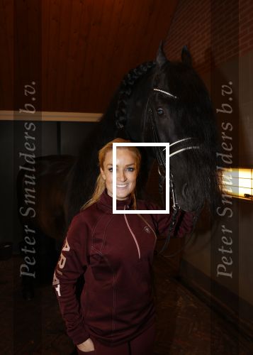 Lunteren 22 november 2021
Presentatie paarden calendar waarvan opbrengst naar het KWF gaat . Bridget Maasland en Samantha Steenwijk krijgen het eerste exemplaar . Ze kopen per paard aanrijden