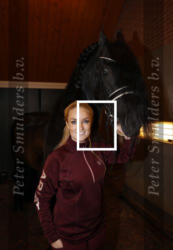 Lunteren 22 november 2021
Presentatie paarden calendar waarvan opbrengst naar het KWF gaat . Bridget Maasland en Samantha Steenwijk krijgen het eerste exemplaar . Ze kopen per paard aanrijden