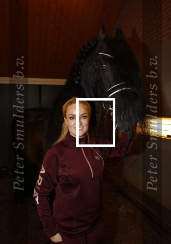 Lunteren 22 november 2021
Presentatie paarden calendar waarvan opbrengst naar het KWF gaat . Bridget Maasland en Samantha Steenwijk krijgen het eerste exemplaar . Ze kopen per paard aanrijden