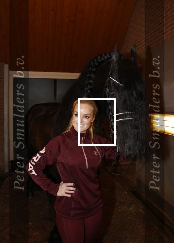 Lunteren 22 november 2021
Presentatie paarden calendar waarvan opbrengst naar het KWF gaat . Bridget Maasland en Samantha Steenwijk krijgen het eerste exemplaar . Ze kopen per paard aanrijden