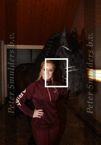 Lunteren 22 november 2021
Presentatie paarden calendar waarvan opbrengst naar het KWF gaat . Bridget Maasland en Samantha Steenwijk krijgen het eerste exemplaar . Ze kopen per paard aanrijden