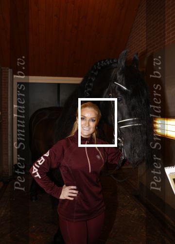Lunteren 22 november 2021
Presentatie paarden calendar waarvan opbrengst naar het KWF gaat . Bridget Maasland en Samantha Steenwijk krijgen het eerste exemplaar . Ze kopen per paard aanrijden
