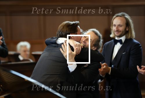 Amsterdam 25 november 2021
Thierry Baudet en Davide Heijmans trouwen in de Noorderkerk in Amsterdam. Davide vertrok met haar vader vanuit het Waldorf Astoria Hotel. Thierry met zijn vader