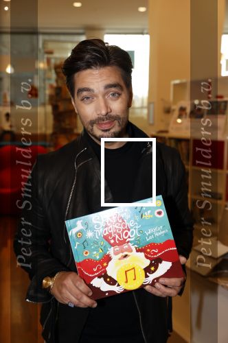 Amsterdam 17 november 2021
Presentatie sinterklaasboeken in de bibliotheek van Amsterdam . Airen Mylene presenteert het en de boeken zijn dit jaar geschreven door Waylon Carlo Boszhard en Marieke Elsinga