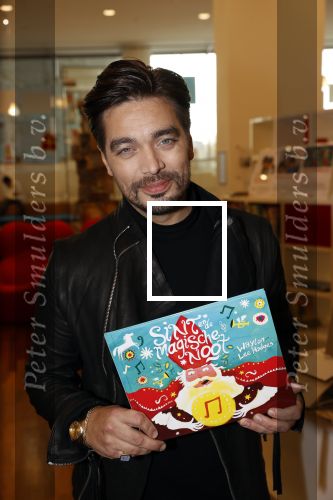 Amsterdam 17 november 2021
Presentatie sinterklaasboeken in de bibliotheek van Amsterdam . Airen Mylene presenteert het en de boeken zijn dit jaar geschreven door Waylon Carlo Boszhard en Marieke Elsinga
