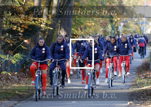 Zeist 14 november 2022
Het Nederlands vrouwen elftal vertrekt met fiets naar training onder leiding van Andries Jonker . Andries Jonker en Sherida Spitse