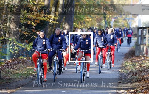Zeist 14 november 2022
Het Nederlands vrouwen elftal vertrekt met fiets naar training onder leiding van Andries Jonker . Andries Jonker en Sherida Spitse