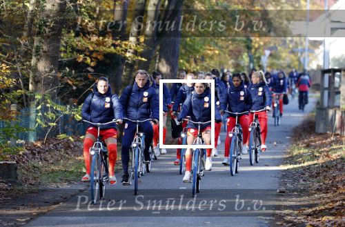 Zeist 14 november 2022
Het Nederlands vrouwen elftal vertrekt met fiets naar training onder leiding van Andries Jonker . Andries Jonker en Sherida Spitse