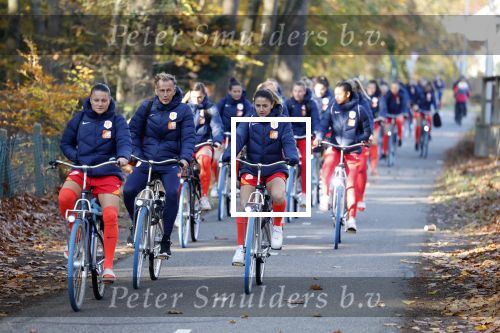 Zeist 14 november 2022
Het Nederlands vrouwen elftal vertrekt met fiets naar training onder leiding van Andries Jonker . Andries Jonker en Sherida Spitse