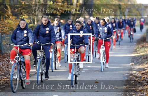 Zeist 14 november 2022
Het Nederlands vrouwen elftal vertrekt met fiets naar training onder leiding van Andries Jonker . Andries Jonker en Sherida Spitse