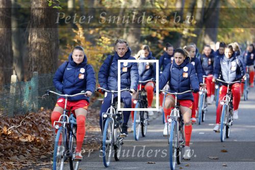 Zeist 14 november 2022
Het Nederlands vrouwen elftal vertrekt met fiets naar training onder leiding van Andries Jonker . Andries Jonker en Sherida Spitse