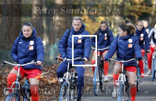 Zeist 14 november 2022
Het Nederlands vrouwen elftal vertrekt met fiets naar training onder leiding van Andries Jonker . Andries Jonker en Sherida Spitse