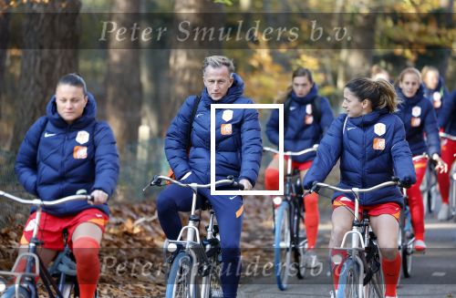 Zeist 14 november 2022
Het Nederlands vrouwen elftal vertrekt met fiets naar training onder leiding van Andries Jonker . Andries Jonker en Sherida Spitse