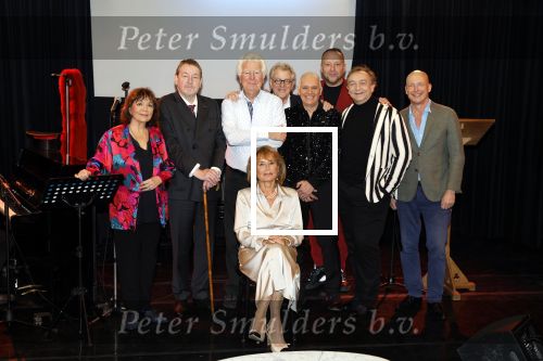 Amsterdam 17 november 2022
In theater Betty Asfalt viert Annemarie Oster haar 80e verjaardag . Annemarie met oa Richard Groenendijk Gerard Cox Jeroen Krabbe Arie Cupe Jon v Eerd Therese Steinmetz en Jean Pierre Rawie.