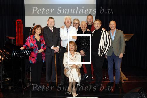 Amsterdam 17 november 2022
In theater Betty Asfalt viert Annemarie Oster haar 80e verjaardag . Annemarie met oa Richard Groenendijk Gerard Cox Jeroen Krabbe Arie Cupe Jon v Eerd Therese Steinmetz en Jean Pierre Rawie.