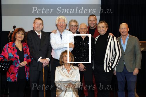 Amsterdam 17 november 2022
In theater Betty Asfalt viert Annemarie Oster haar 80e verjaardag . Annemarie met oa Richard Groenendijk Gerard Cox Jeroen Krabbe Arie Cupe Jon v Eerd Therese Steinmetz en Jean Pierre Rawie.