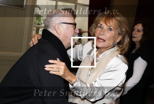 Amsterdam 17 november 2022
In theater Betty Asfalt viert Annemarie Oster haar 80e verjaardag . hans Kemna feleiciteert Annemarie Oster