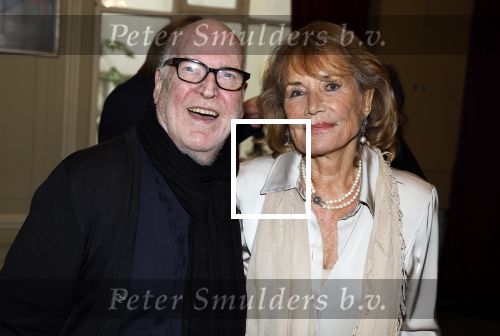 Amsterdam 17 november 2022
In theater Betty Asfalt viert Annemarie Oster haar 80e verjaardag . hans Kemna feleiciteert Annemarie Oster