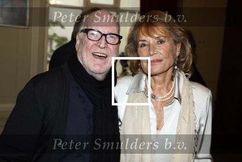 Amsterdam 17 november 2022
In theater Betty Asfalt viert Annemarie Oster haar 80e verjaardag . hans Kemna feleiciteert Annemarie Oster