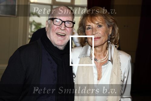 Amsterdam 17 november 2022
In theater Betty Asfalt viert Annemarie Oster haar 80e verjaardag . hans Kemna feleiciteert Annemarie Oster