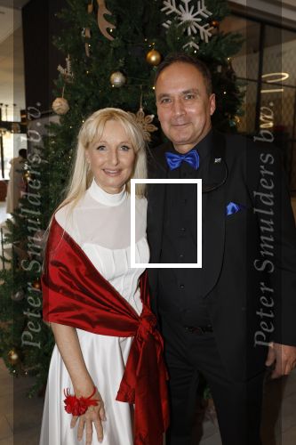 Den Haag 12 december 2022
Society Lunch in het crown Plaza hotel.
Annette Wijndom met beveiliger