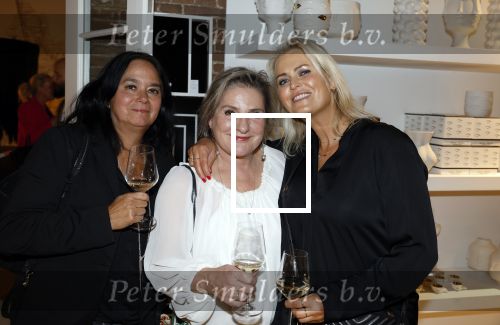Naarden 24 november 2022
Presentatie van nieuwe lijn van Monique des Bouvrie in het Arsenaal. Antoinette Scheulderman met twee colega\'s