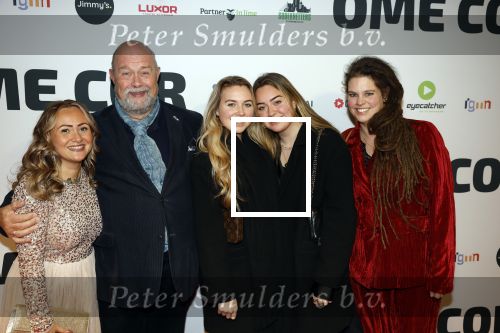 Rotterdam 12 december 2022
Premiere Ome Cor in het oude luxor theater.
Bert Simhoffer met zijn vrouw en dochters en Floortje v waardenberg