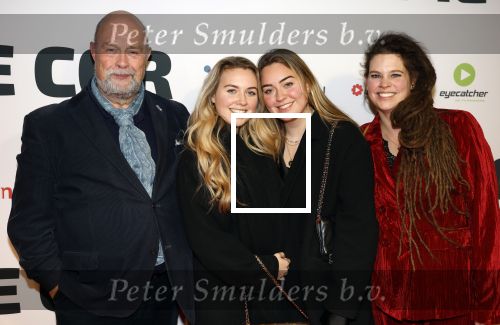 Rotterdam 12 december 2022
Premiere Ome Cor in het oude luxor theater.
Bert Simhoffer met zijn vrouw en dochters